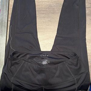 PERFORMANCE CORE CROP ACTIVE LEGGING WITH SIDE POCKETS.